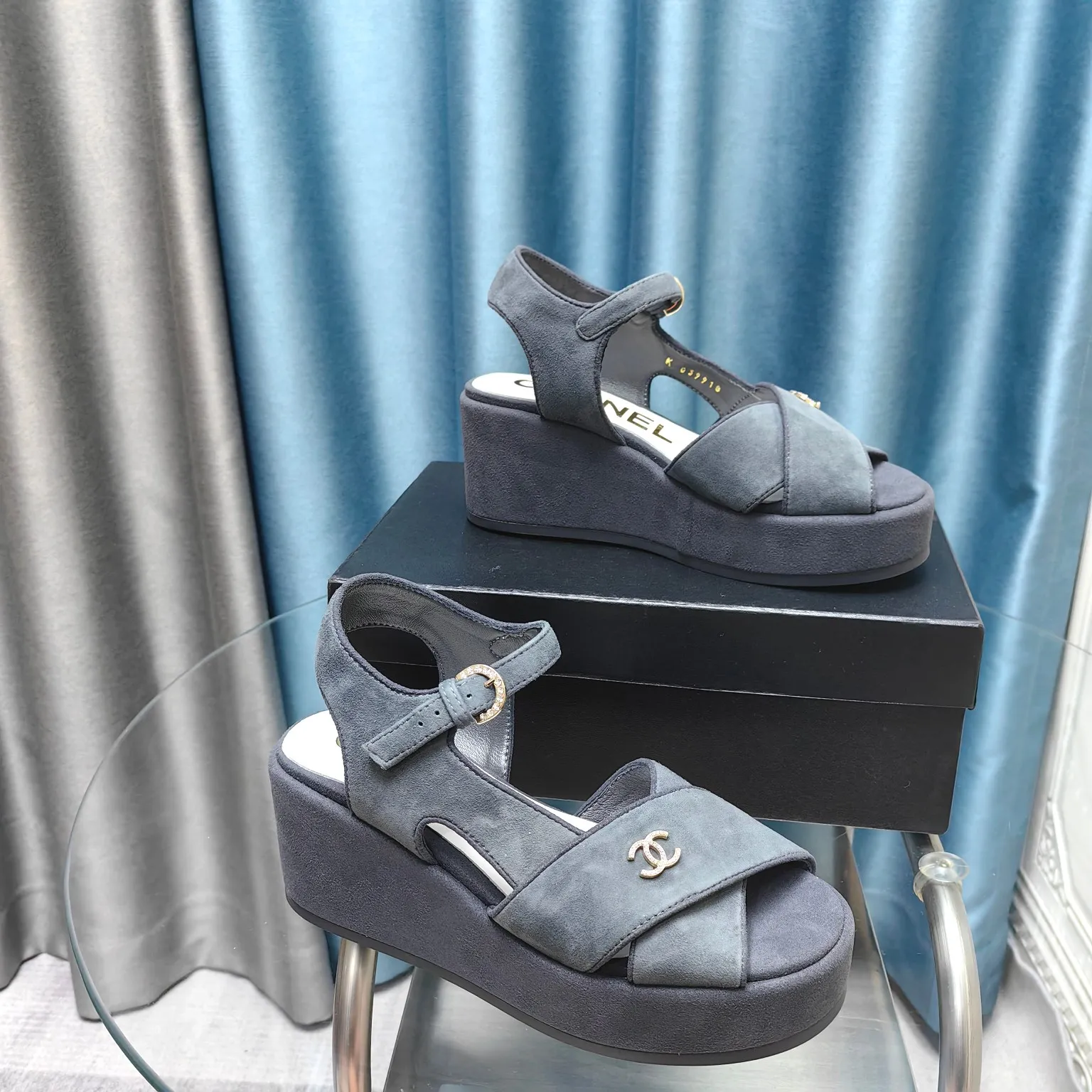 👟👟Ex-factory price 540👟👟 Top version Chanel/Chanel 24ss thick-soled lame-heeled sandals Material ☑️Fabric: patent leather/sheep ☑️Lining: sheepskin ☑️Outsole: original outsole ☑️Heel height: 7.5cm ☑️Number of yards: 35-40